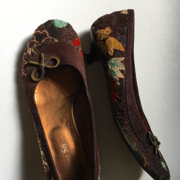 Embroidered fancy shoes - Picture 2 of 3